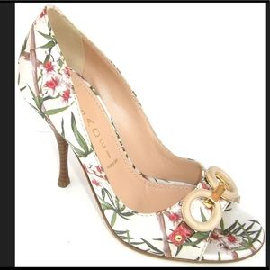 New in the box Ladies satin print heels